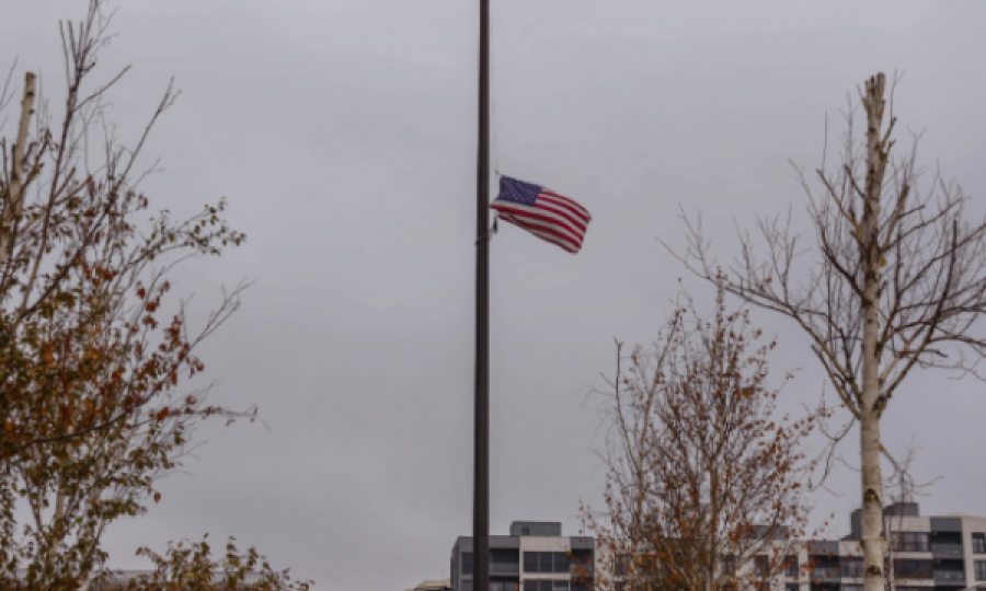 Ambasada Amerikane në Prishtinë e ul flamurin në gjysmështizë