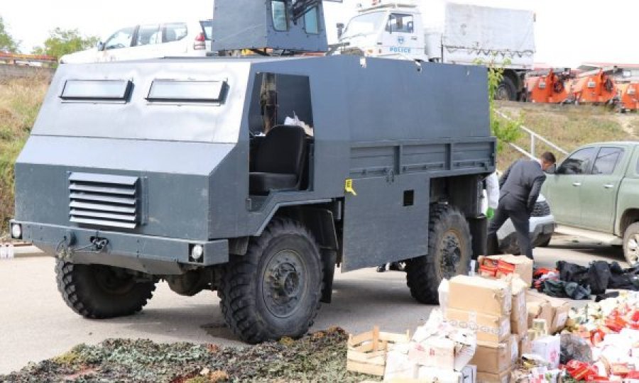 Kryeministri Kurti publikon arsenalin e armatimit të kapur në veri