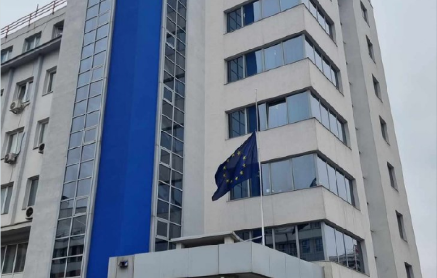 Edhe Zyra e BE’së në Kosovë ul flamurin në gjysmështizë në nderim të policit Afrim Bunjaku