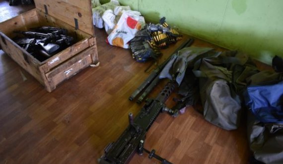 Publikohen pamje të reja të armëve që u konfiskuan në veri
