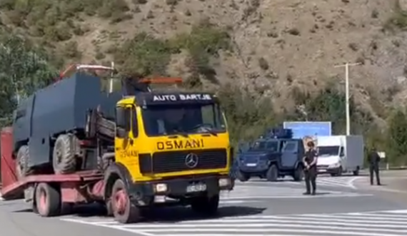 Policia e Kosovës e largon nga Banjska një autoblindë që u përdor nga sulmuesit serbë