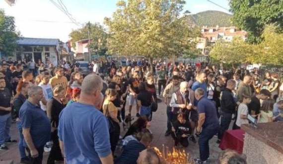 Për terroristët e vrarë në Banjskë në Zveçan ndezin qirinj
