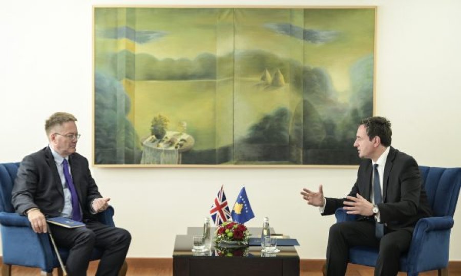 Kurti me ambasadorin Abbott diskutojnë për sulmin mbi policinë në veri