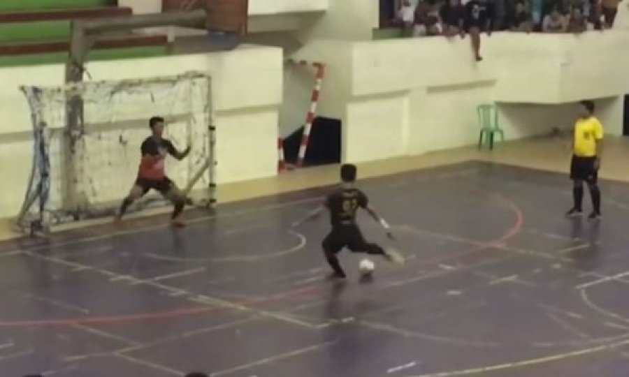 Portieri e feston para kohe me vallëzim pritjen e penalltisë, ajo që ndodhi më pas do t’ju lë pa fjalë!