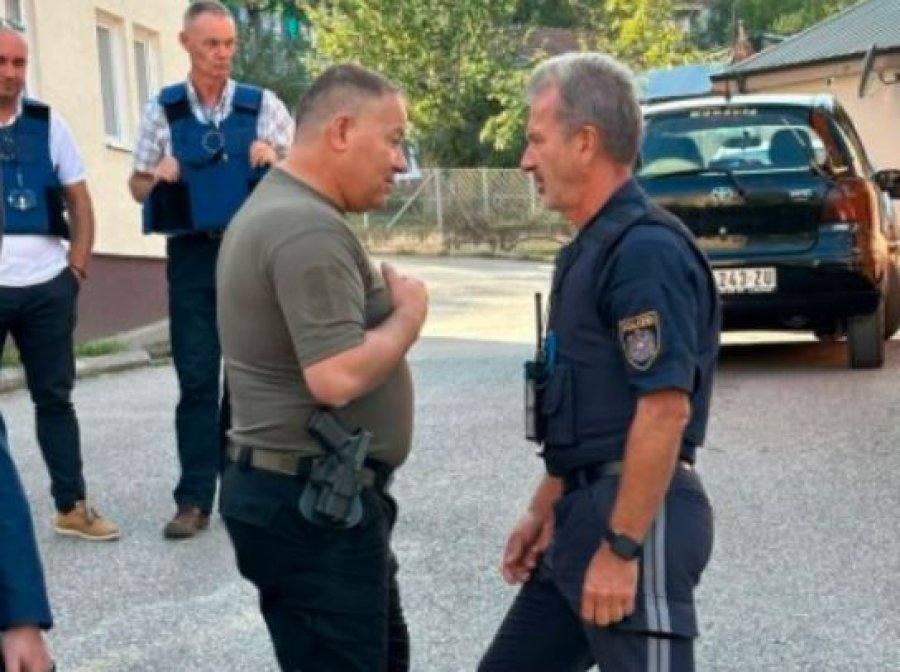 Publikohet foto: Drejtori i policisë me armë në brez gjatë vizitës në Banjskë