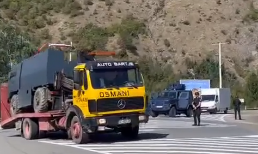 Policia e Kosovës e largon nga Banjska një autoblindë që u përdor nga sulmuesit serbë