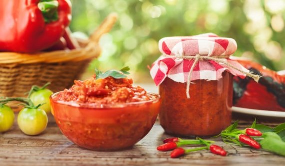 Receta e Pepës: Ajvar i shtëpisë me speca të pjekur