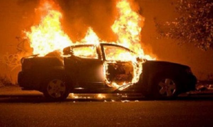 Kosovares ia djegin veturën me targa të Serbisë në Leposaviq, e kishte parkuar para shtëpisë