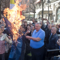 Ambasada e Serbisë në Hagë mori një aktakuzë të re kundër Sheshelit dhe katër radikalëve të tjerë