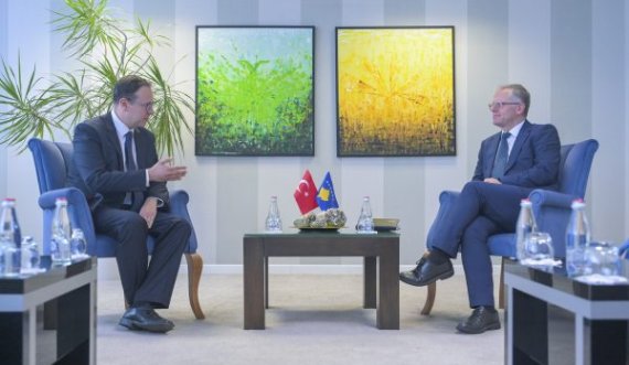 Bislimi pret në zyre ambasadorin turk