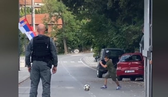 Policët luajnë futboll me fëmijët serbë në Banjskë