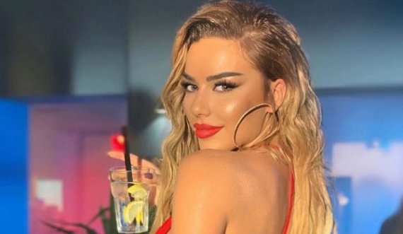  Tayna poston fotografi joshëse duke shijuar pushimet