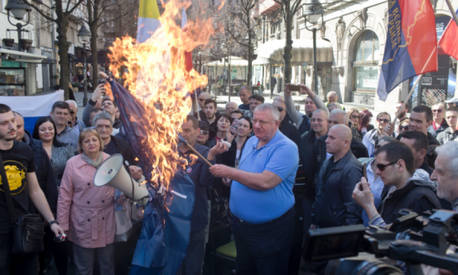 Ambasada e Serbisë në Hagë mori një aktakuzë të re kundër Sheshelit dhe katër radikalëve të tjerë