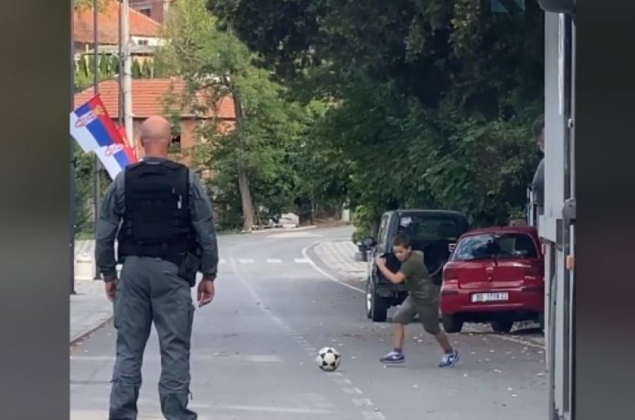 Policët luajnë futboll me fëmijët serbë në Banjskë