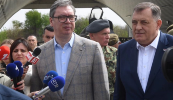 Vuçiq porositi një xhaketë ushtarake për Dodik, ai tha “Kur të kaloj në Sarajevë ta bart”