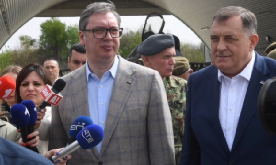 Vuçiq porositi një xhaketë ushtarake për Dodik, ai tha “Kur të kaloj në Sarajevë ta bart”