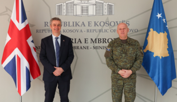 Ambasadori britanik e falënderon Jasharin për stërvitjen e trupave ukrainase nga FSK-ja
