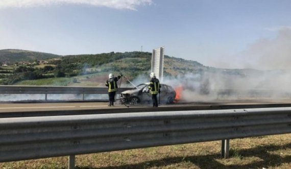 Digjet vetura e hetuesit policor në veri