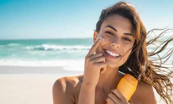 A e dini se cila është sasia e nevojshme e kremit kundër diellit që duhet të aplikoni në fytyrë çdo ditë?