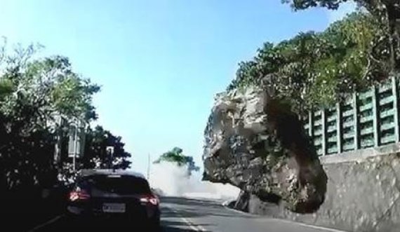Momenti kur shkëmbi gjigand shkëputet nga tërmeti në Tajvan