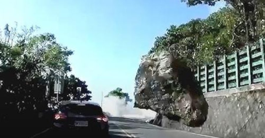 Momenti kur shkëmbi gjigand shkëputet nga tërmeti në Tajvan