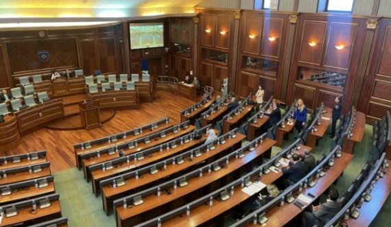 Mungon kabineti qeveritar në Kuvend, opozita kërkon shtyrjen e seancës