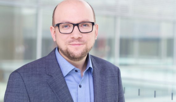 Sarrazin në Beograd, sot takon Vuçiqin