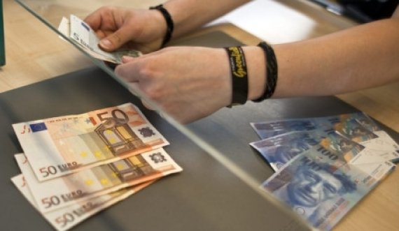 Kosovari kapet me 80 mijë franga dhe euro në kufirin Zvicër – Gjermani, i sekuestrohen pasi u gjet mbetje e kokainës në to