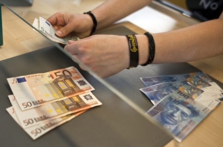 Kosovari kapet me 80 mijë franga dhe euro në kufirin Zvicër – Gjermani, i sekuestrohen pasi u gjet mbetje e kokainës në to