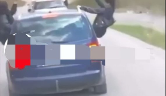 Dolën jashtë dritares të veturës - Policia e Kosovës gjobit me 150 euro shoferin