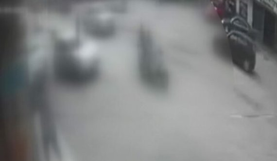 Dalin pamjet e tmerrshme  nga momenti kur vetura i “hedh në ajër” dy të mitur në Pejë