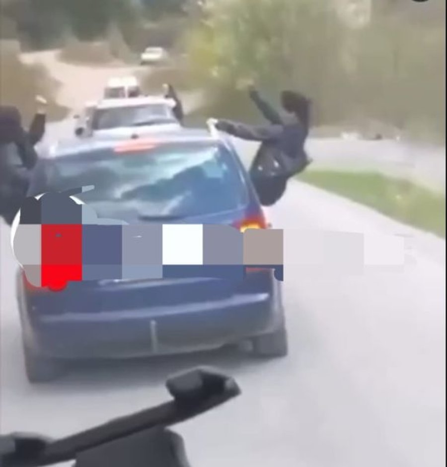 Dolën jashtë dritares të veturës - Policia e Kosovës gjobit me 150 euro shoferin