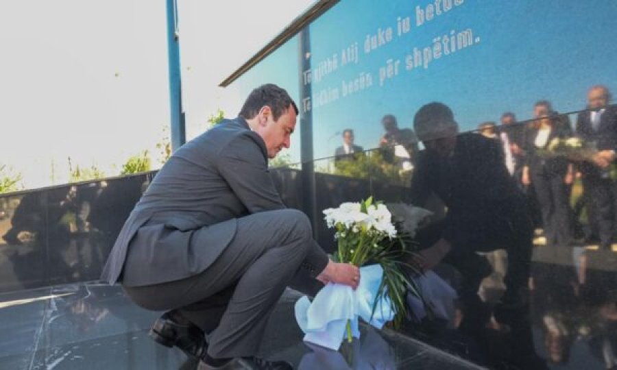 Kryeministri Kurti në Kaçanik: Nderojmë kujtimin e burrave e grave që lanë pas trashëgimi të pashembullt të dashurisë për atdheun