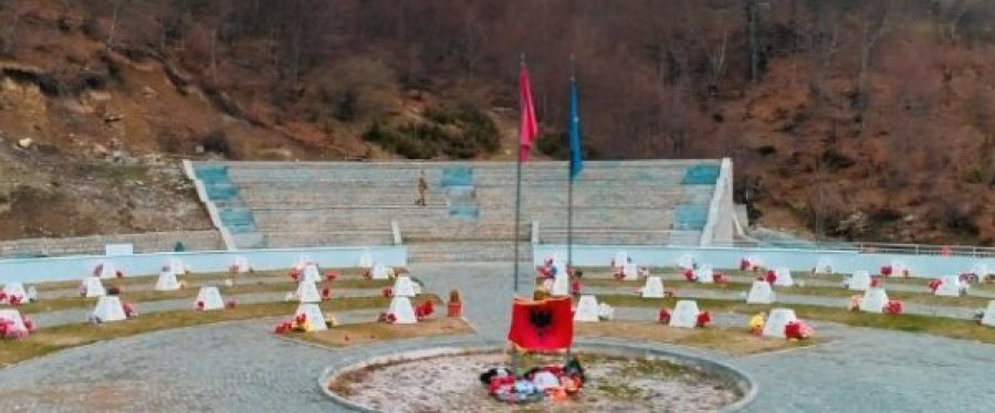 Presidentja Osmani sot bën homazhe në Kompleksin Memorial në Koshare