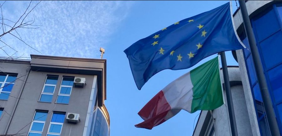 Ambasada e Italisë në Kosovë uron në shqip: Me fat Bajrami