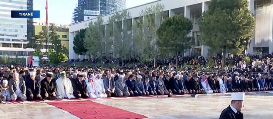 Mijëra besimtarë myslimanë falin namazin në sheshin ‘Skënderbej’ në Tiranë