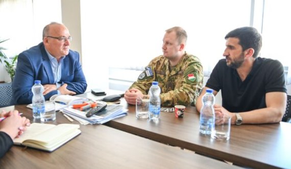 Bulliqi takohet me komandantin e KFOR-it në Podujevë, flasin për sigurinë