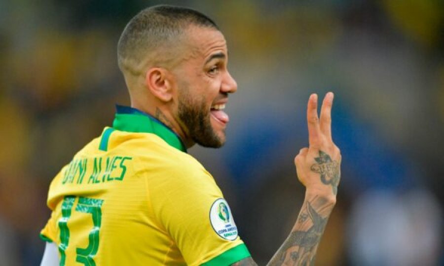 Dani Alves ia ktheu borxhin babait të Neymarit