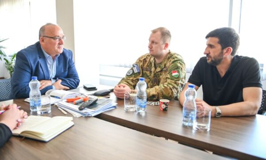 Bulliqi takohet me komandantin e KFOR-it në Podujevë, flasin për sigurinë