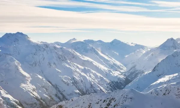 Tragjedi në alpet e akullta,  humbin jetën tre skiatorë nga një ortek në Austri
