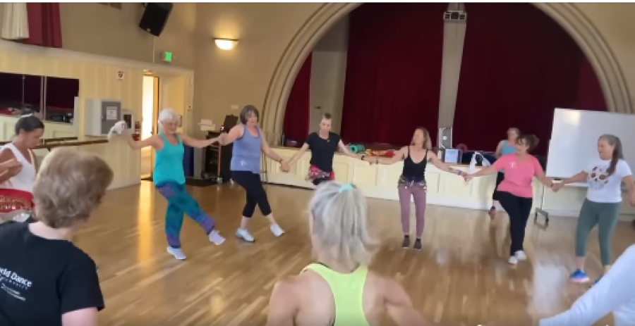 Pamjet bëhen virale në internet, amerikanet vallëzojnë nën tingujt e këngës “Xhamadani vija-vija”