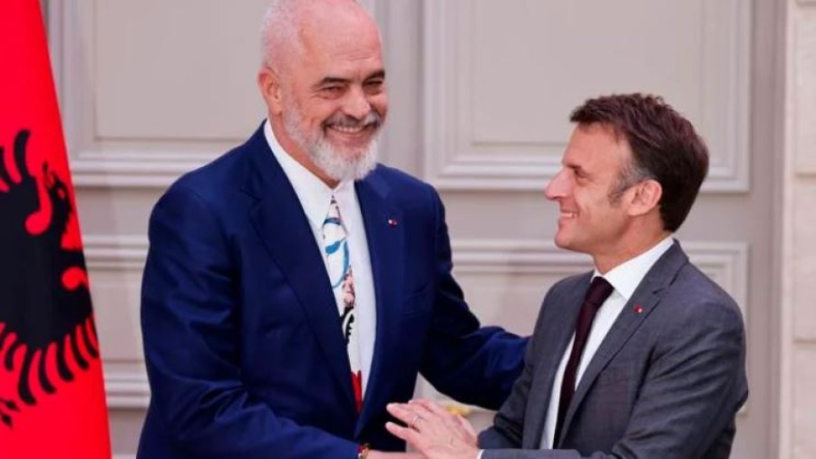 Rama e Macron me shtrëngim duarsh prej aleatësh në Paris