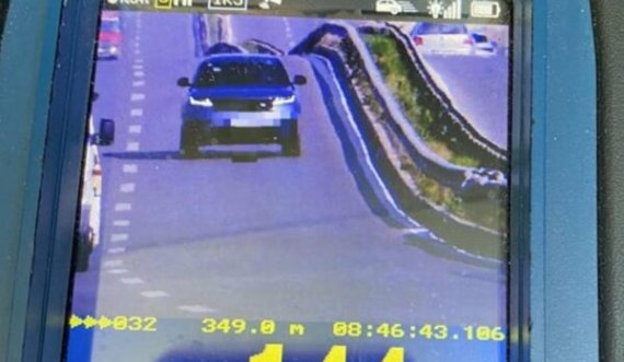 Shoferi gjobitet me 300 euro, në rrugën Mitrovicë-Prishtinë voziti mbi 140 km/h në zonën 80 km/h