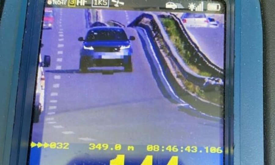 Shoferi gjobitet me 300 euro, në rrugën Mitrovicë-Prishtinë voziti mbi 140 km/h në zonën 80 km/h