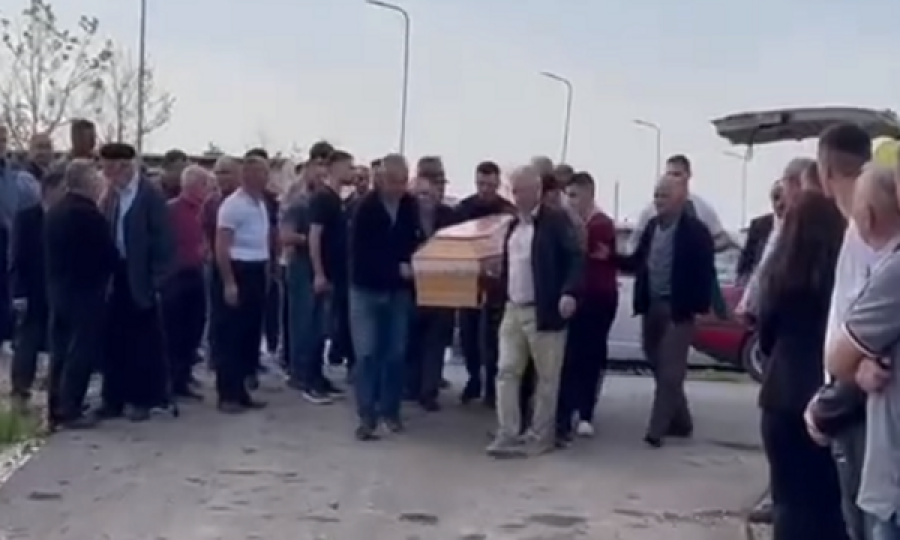 Në ceremoninë e varrimit të 21 vjeçares që u vra dje, mori  pjesë edhe vëllai i plagosur i të ndjerës
