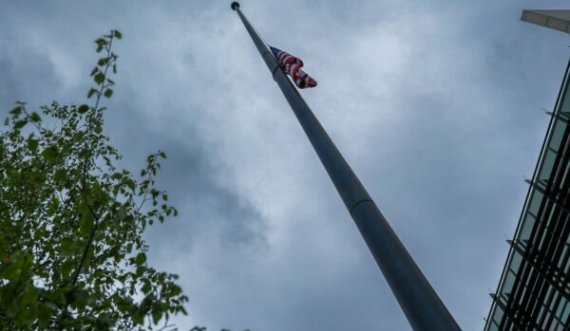 Flamuri në Ambasadë amerikane në gjysmështizë, Hovenier për vrasjet e fundit të grave: Urgjente të bëhet më shumë në parandalim