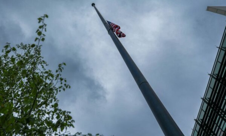 Flamuri në Ambasadë amerikane në gjysmështizë, Hovenier për vrasjet e fundit të grave: Urgjente të bëhet më shumë në parandalim