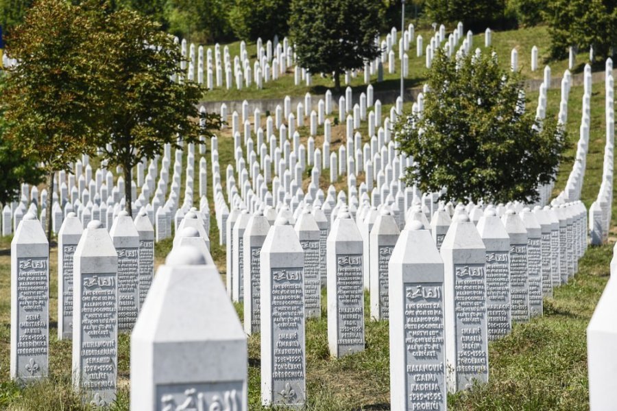 Pse në Bosnje e Hercegovinë dhe në rajon ka tendencë për të mohuar gjenocidin në Srebrenicë?