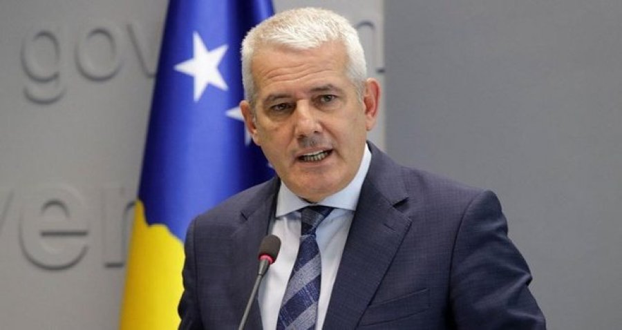 Sveçla reagon pas mbylljes së tri pompave të benzinës në veri
