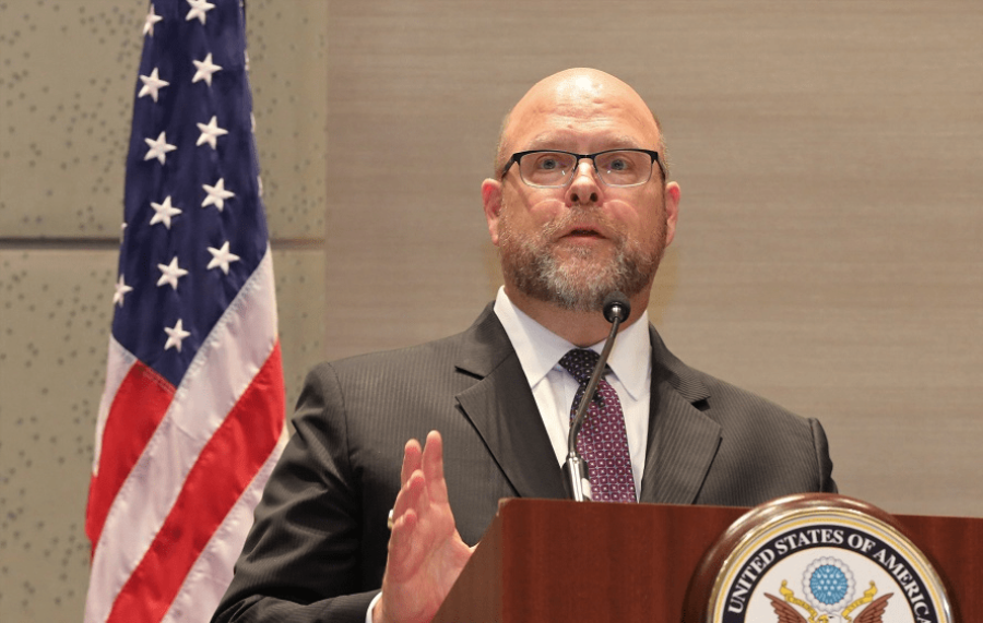 Ambasadori amerikan, Hovenier në Prishtinë, i jep leksione Ramës  